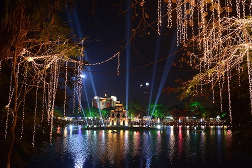 Hình ảnh giáng sinh đẹp tại Hà Nội Với những trung tâm thương mại sầm uất cùng Hồ Gươm lung linh tỏa sáng 12