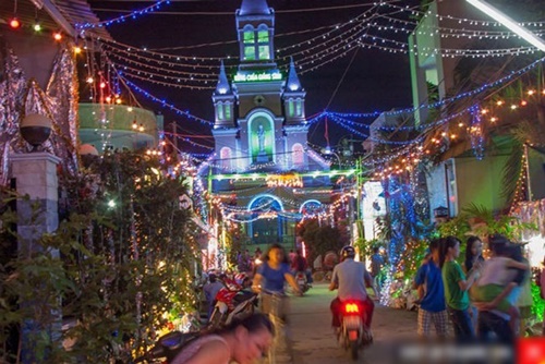 Hình ảnh giáng sinh đẹp tại Hà Nội Với những trung tâm thương mại sầm uất cùng Hồ Gươm lung linh tỏa sáng 14