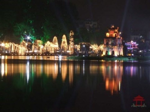 Hình ảnh giáng sinh đẹp tại Hà Nội Với những trung tâm thương mại sầm uất cùng Hồ Gươm lung linh tỏa sáng 8