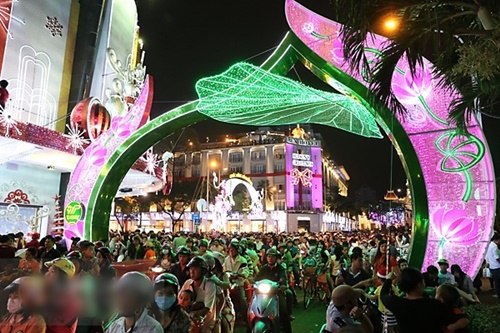 Hình ảnh giáng sinh đẹp tại thành phố Hồ Chí minh cùng những ánh đèn lung linh rạng ngời 10