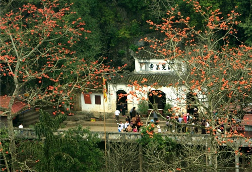Hình ảnh chùa hương đẹp vào mùa lễ hội rằm tháng giêng 3