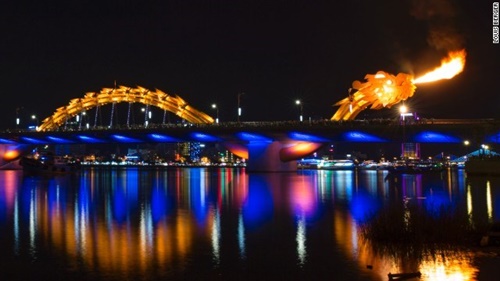 Hình ảnh cầu rồng ở Đà Nẵng phun lửa đẹp mê say 2