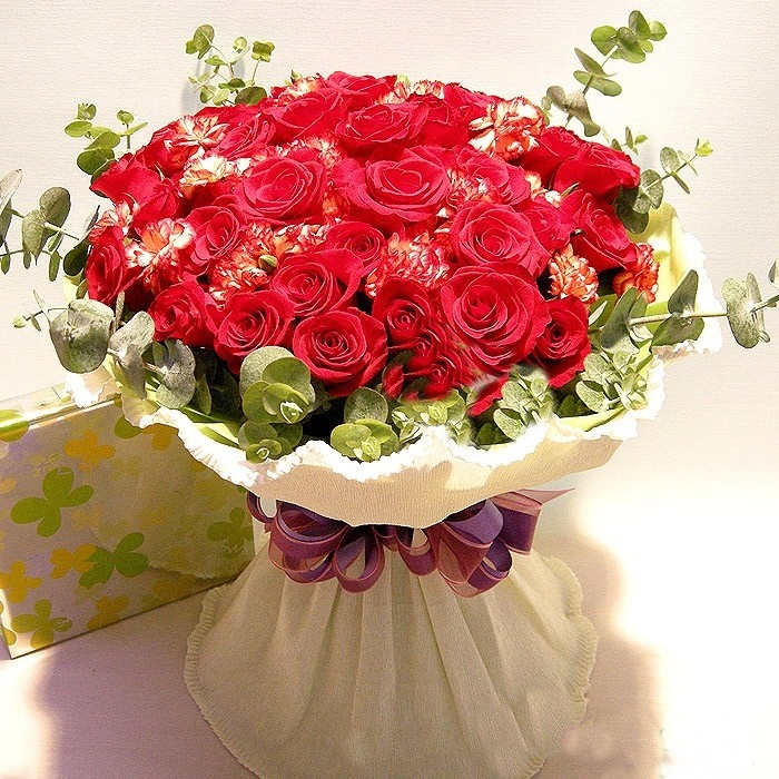 Những bó hoa hồng rực rỡ màu sắc dành tặng 20-10 vô cùng ý nghĩa 8