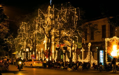 Hình ảnh giáng sinh đẹp tại Hà Nội Với những trung tâm thương mại sầm uất cùng Hồ Gươm lung linh tỏa sáng 10