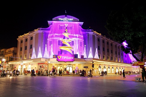Hình ảnh giáng sinh đẹp tại Hà Nội Với những trung tâm thương mại sầm uất cùng Hồ Gươm lung linh tỏa sáng 18
