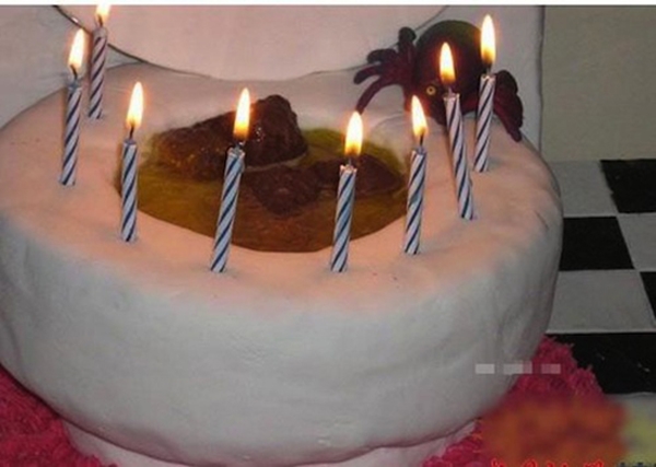 Những hình ảnh bánh kem sinh nhật chế bựa hài hước dùng để troll bạn bè 10