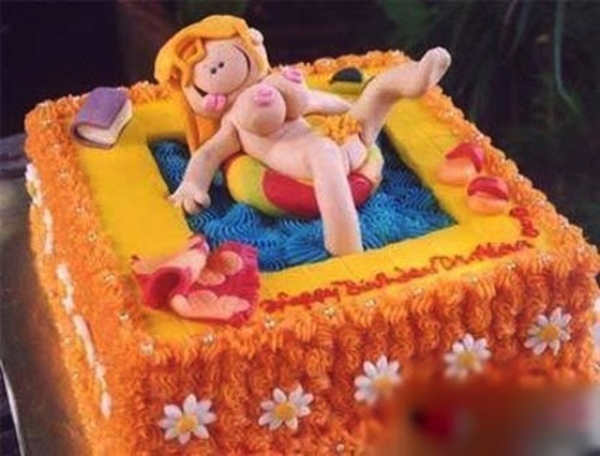 Những hình ảnh bánh kem sinh nhật chế bựa hài hước dùng để troll bạn bè 3