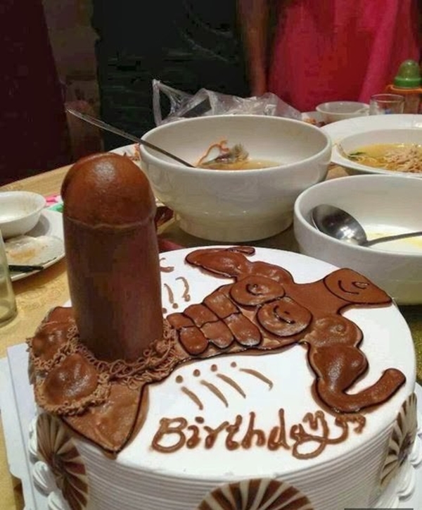 Những hình ảnh bánh kem sinh nhật chế bựa hài hước dùng để troll bạn bè 9