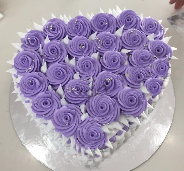 Những hình ảnh bánh sinh nhật với màu tím lãng mạn sẽ là sự lựa chọn tuyệt vời 9