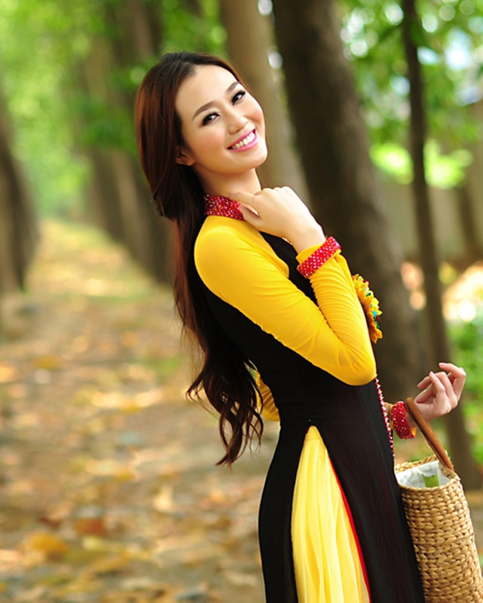 Những hình ảnh hot girl đẹp duyên dáng trong tà áo dài Việt Nam 10