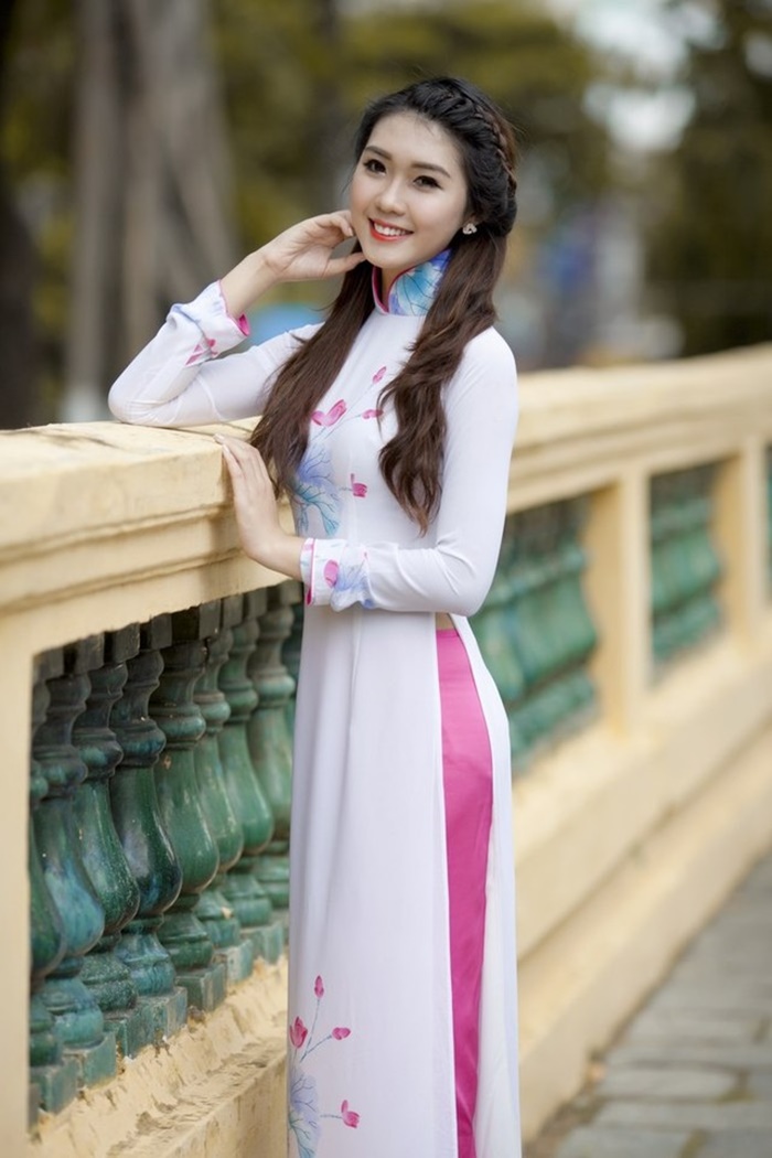 Những hình ảnh hot girl đẹp duyên dáng trong tà áo dài Việt Nam 9