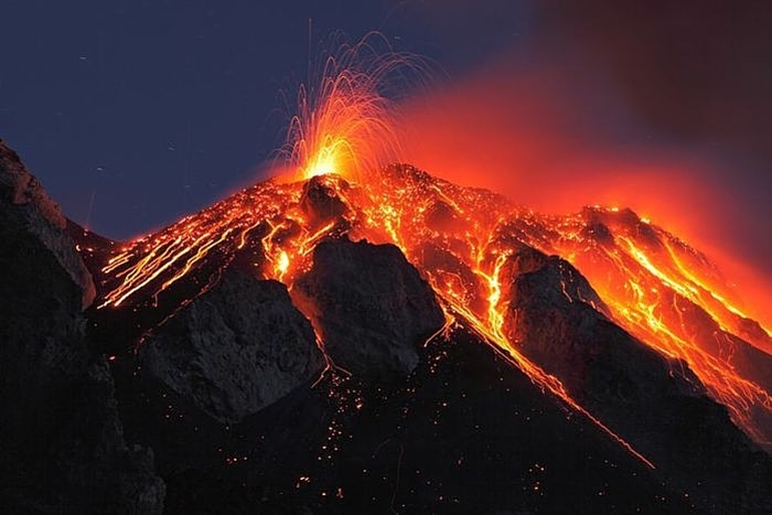 Tuyển tập hình ảnh núi lửa phun trào vô cùng kì vĩ và ấn tượng 1