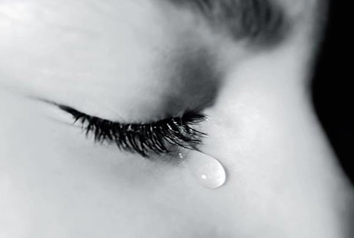 Hình ảnh nước mắt rơi con trai con gái buồn trong tình yêu 7
