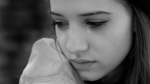 Hình ảnh nước mắt rơi con trai con gái buồn trong tình yêu 9