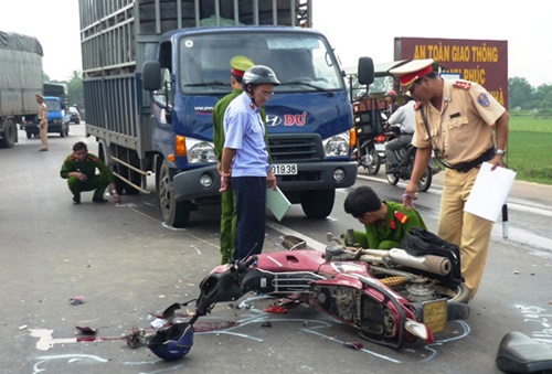 Hình ảnh tai nạn giao thông xe máy mới nhất chết người 10