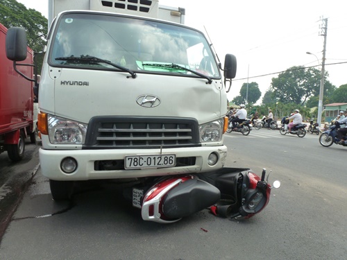 Hình ảnh tai nạn giao thông xe máy mới nhất chết người 13