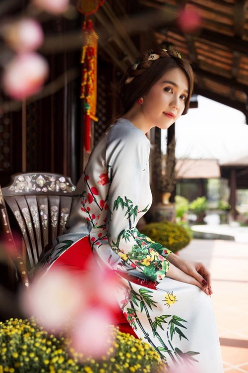 Hình ảnh Ngọc Trinh mặc áo dài đẹp quyến rũ nhất 10