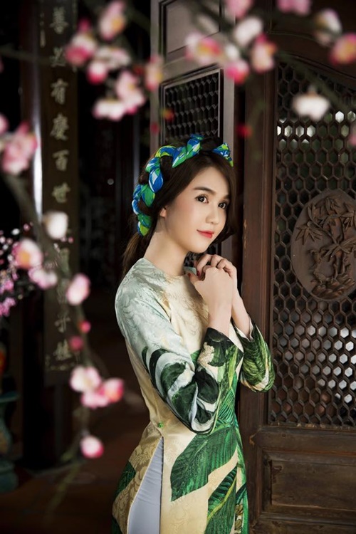 Hình ảnh Ngọc Trinh mặc áo dài đẹp quyến rũ nhất 19