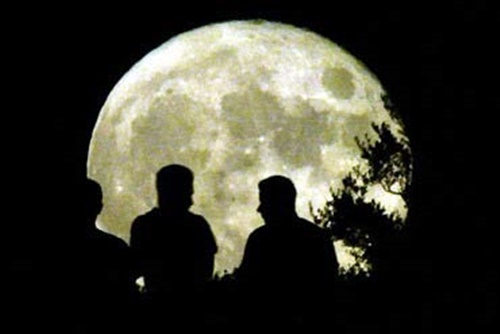 Ngắm trăng tròn đẹp hàn huyên tâm sự cùng gia đình trong lễ vu lan rằm tháng 7 14
