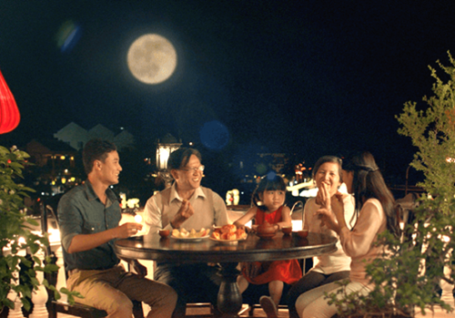 Ngắm trăng tròn đẹp hàn huyên tâm sự cùng gia đình trong lễ vu lan rằm tháng 7 27